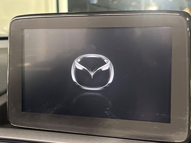【マツダコネクト】車内の雰囲気にマッチした一体型タイプのディスプレイ。各種車輌設定やBluetooth再生等、様々な機能が楽しめます。専用SDカードのご購入で、ナビ機能も使用出来ます。
