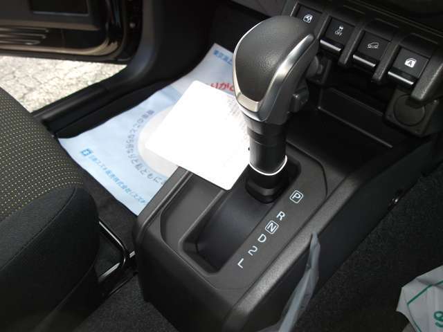 シフトはフロア式4速オートマチック☆