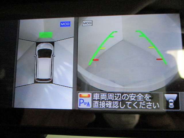 上からの視点で狭い駐車場への駐車に役立つ、アラウンドビューモニター対応メモリーナビ装備。