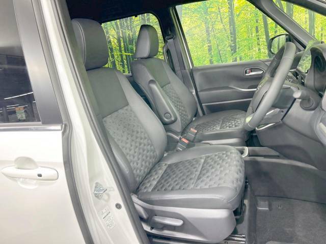 【合皮シート】汚れのふき取りが容易でメンテナンスもが簡単な、機能性に優れる合成皮革を採用した上質なシートです。座り心地もよく、高級感あふれる心地良い車内空間を演出してくれます。