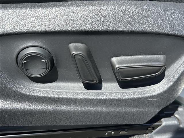 【運転席】座り心地が良いシートなので長時間の運転でも快適にお過ごしいただけます。新品のフロアマットのご注文も可能です。掲載箇所以外にご希望の写真がございましたらお気軽にお問い合わせ下さい。