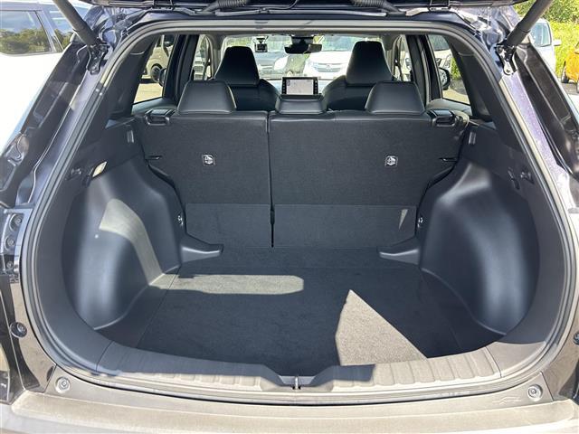 【トランク】積み込みやすくて、たっぷり積める荷室です。シートアレンジできるものは、乗車人数と荷物の量や大きさによってシートを動かすことができるので、より快適なドライブが可能です！
