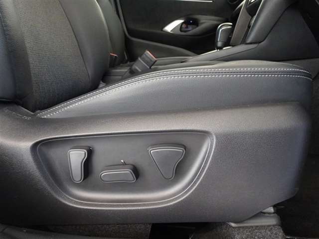 パワーシート搭載。微妙な調整が手軽にでき、ピッタリのポジションで運転することが可能です。