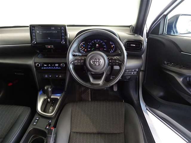 革巻きステアリングで快適な操作性の運転席です。