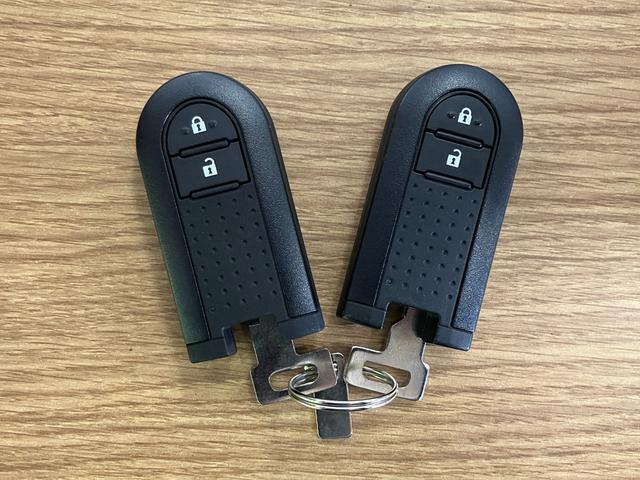 【スマートキー】　カードキーを携帯していれば、ドアハンドルのボタンを押すだけでロックの解除ができます