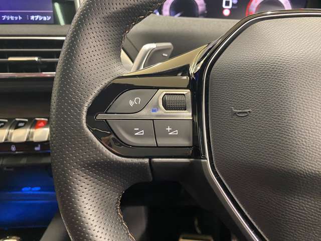 オーディオなどの操作が可能なステアリングリモコンを装備しています。