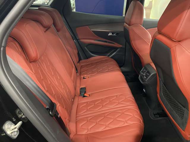 6：4の分割可倒機構が備わるリアシート☆シート状態は良好です◎