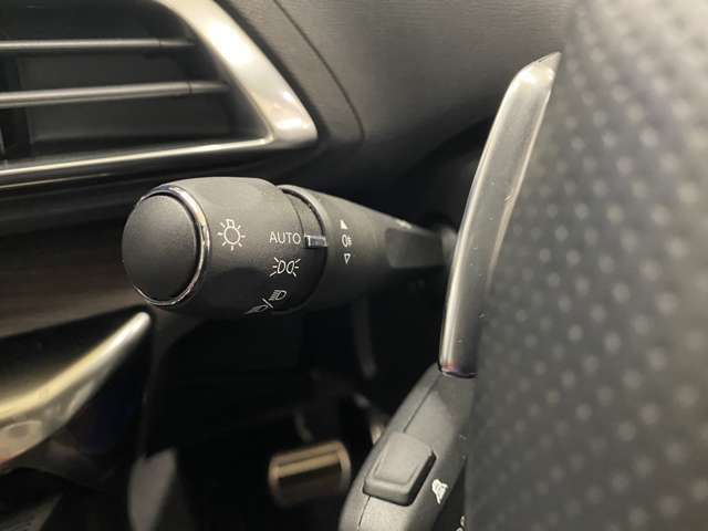 オートライト機能を装備しているので、周りが暗くなると自動でヘッドライトを点灯してくれます☆