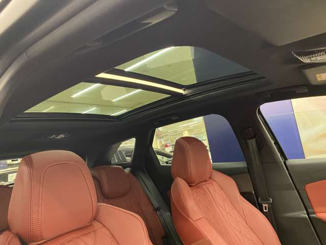 開放的なパノラミックスライディングルーフを装備しています☆紫外線を遮断するガラスが用いられており、前半分が開閉します。