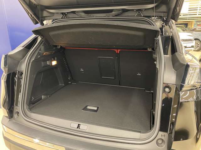 ラゲッジスペースには12V電源とトノカバーが備わっています。