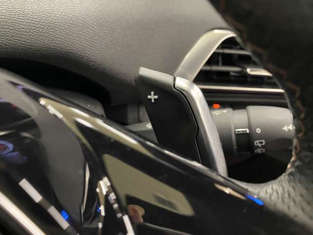 ハンドルから手を離さずにシフトチェンジが行える、パドルシフトを装備しています。