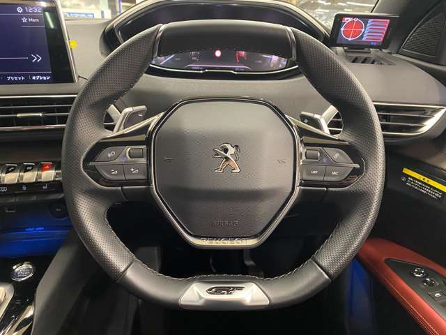 GT専用のブラックレザーステアリングを装備しています。