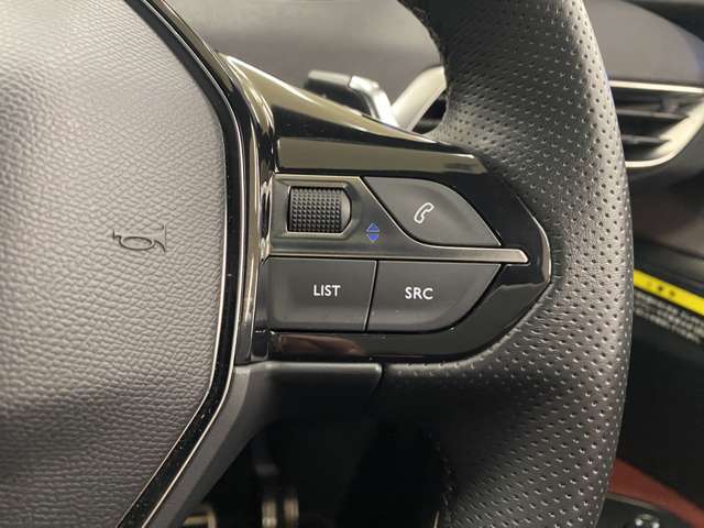 ステアリングリモコンは、きれいな状態を保っています。