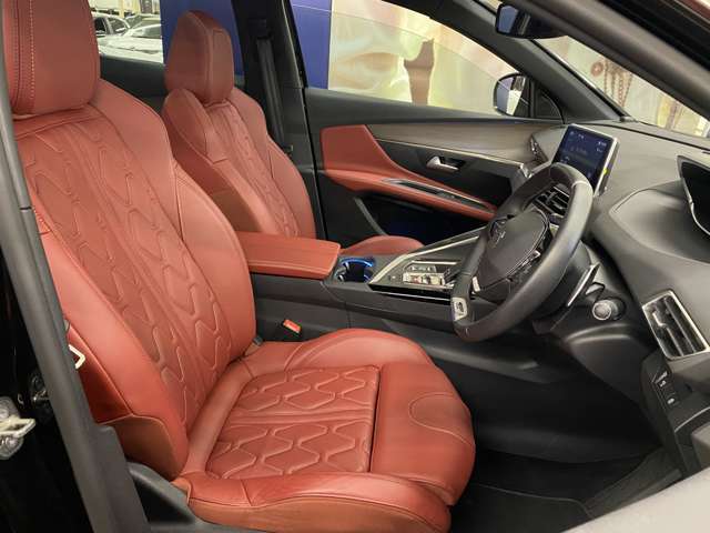 スペシャルなレッドナッパレザーシートを特別装備しています☆高級感たっぷりです！