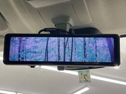 【デジタルインナーミラー】後席の大きな荷物や同乗者で後方が確認しづらい時でも安心！カメラが撮影した車両後方の映像をルームミラー内に表示。クリアな視界で状況の確認が可能です！