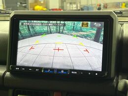 【バックカメラ】駐車時に後方がリアルタイム映像で確認できます。大型商業施設や立体駐車場での駐車時や、夜間のバック時に大活躍！運転スキルに関わらず、今や必須となった装備のひとつです！