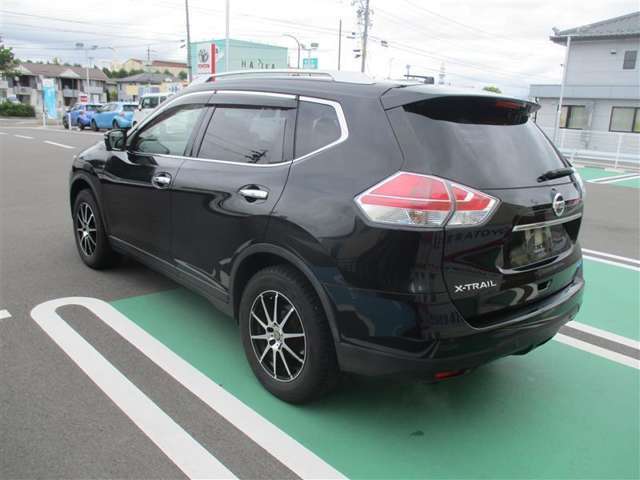 当店のクルマをご覧頂き、誠にありがとうございます。トヨタ正規ディーラーの『長野トヨタ自動車株式会社』でございます。