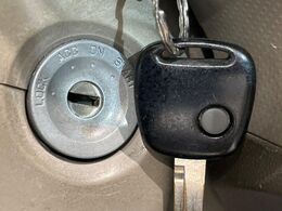 【キーレス】少し離れた場所からでもボタン一つでドアの開錠・施錠ができるのでとっても便利！ドアの鍵穴周りに傷をつけることもありません♪