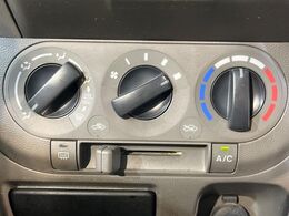 寒い冬も暑い夏も全席に快適な空調を届けてくれる、ダイヤル式エアコンを装備♪