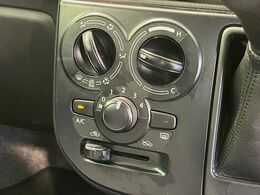 寒い冬も暑い夏も全席に快適な空調を届けてくれる、ダイヤル式エアコンを装備♪