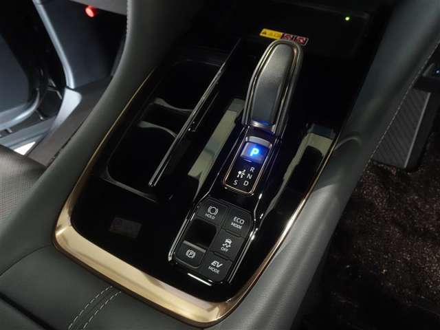 電動パーキングブレーキ・ブレーキホールドを装備してます。ホールド機能は信号待ちが多い一般道で疲労軽減になり、大好評です！