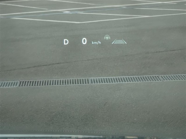 カラーヘッドアップディスプレイ付き。少ない視線移動で情報を確認できるので、運転の疲労軽減に繋がりますよ♪