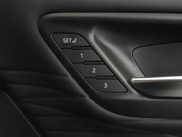 運転席のパワーシートは3名様分までメモリー機能付きです。