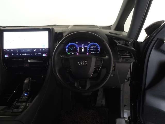 革巻きステアリングで快適な操作性の運転席です。