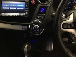 ホンダ純正ナビ搭載なので、遠方へのドライブもお任せ下さい！ステアリング左手側にオーディオ関連のコントロールスイッチを配置しています。操作時は視線を逸らすことなく運転に集中できます