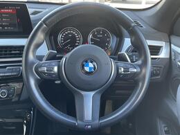 BMWのステアリングのリムは、一般的なものより少し太めにデザインされています。　これはタイヤやステアリングシャフトなどを介して伝わる路面からの入力を、しっかりと把握するためです。