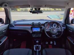 ダッシュボードやステアリング等に目立つ傷や色褪せなども無く、タバコや芳香剤なども匂いもなく綺麗なインテリアです。