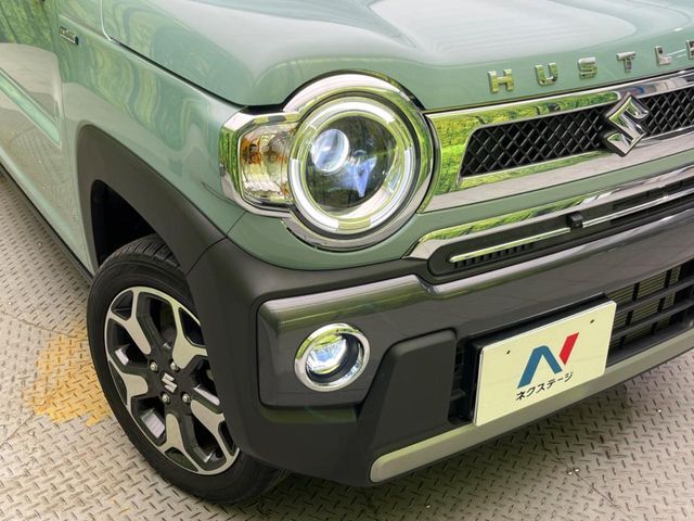 【LEDヘッドライト】悪天候や夜間走行時も良好な視界を確保し安心して運転できる高輝度LEDヘッドライトを装備！点灯速度が早く、消費電力も抑えられています。