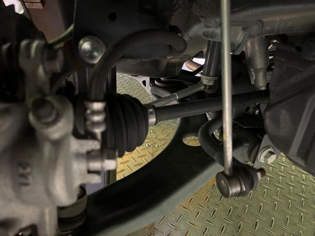 お車を安心してお乗りいただく為には、足回りの定期点検が欠かせません。サービスサポート（有償保証）では無料点検もご提供しており、安心のカーライフをお過ごしいただけるサポート体制が整っています。