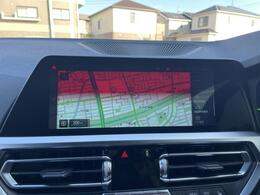 BMWのナビゲーションは操作性も良く、詳細な地図情報と交通状況を見やすく表示し、快適なドライビングをサポートしながら目的地までナビゲートします。