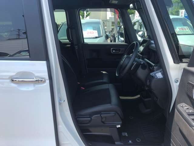 ゆったり、しっかりと座れるシートに運転席は高さ調節可能なハイトアジャスター付き！シート位置の前後と高さ、レバーの上下左右の調節で自分にあったポジションを見つけることができます！