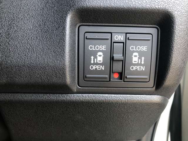 運転席からスイッチ1つでスライドドアを操作でき、荷物を持った方やお子様、お年寄りの乗り降りがとても楽になります！