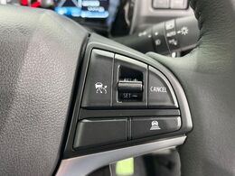 【アダプティブクルーズコントロール】高速道路での長距離走行が楽に！！自動で速度を保つクルーズコントロールが、衝突軽減システムと連携し、前方の車両を感知して車間を保つように速度調節してくれます！！