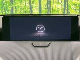 【12.3インチマツダコネクト】車内の雰囲気にマッチした大型ディスプレイ。スマホ接続でのナビ使用やBluetooth再生等、様々な機能が楽しめます。直感的なダイヤル操作が可能で、使い勝手も良好です。