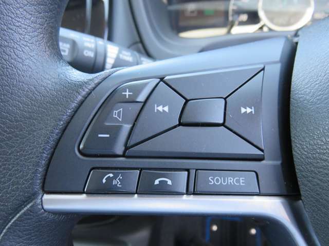 ハンドルに付いたコントロールスイッチ　走行中でもハンドルから手を離すことなくメーター内のインジケーターの表示切替・AVの音量調整やメディアの切り替えが出来ます。