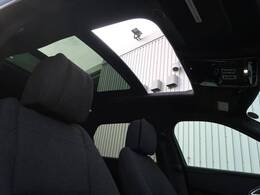【電動パノラミックルーフ】車内に気持ちいい自然光が差し込み、頭上に広がる風景をお楽しみいただけます。快適な車内温度を維持し日差しから乗員とインテリアを守るダークカラーのガラス。電動ブラインド付き！
