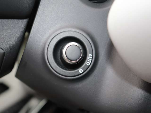 ランドローバーの整備に必要不可欠な専用SST（特殊工具）や専用テスター2機を完備。そして純正消耗部品をはじめとした豊富なパーツストックで、迅速な対応を心掛けています。