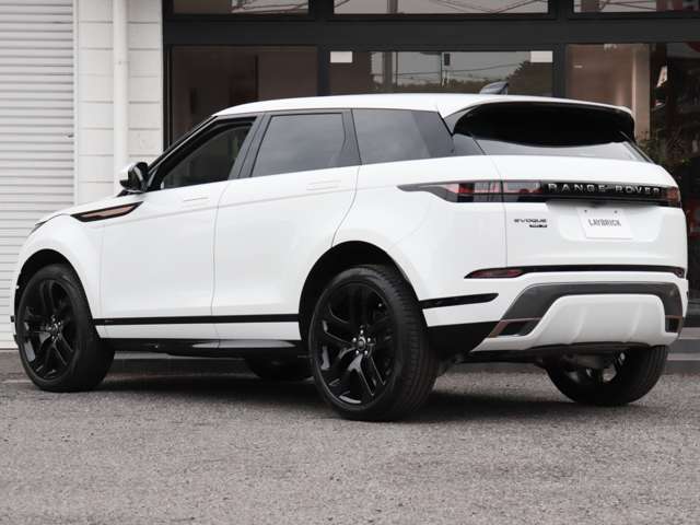 販売する中古車は電球1個に至るまでの全パーツを3ヶ月間保証。ディフェンダーからレンジローバーまで全LR車種お任せ下さい。年式ごとに異なる様々な対応力こそレイブリック最大の財産です。