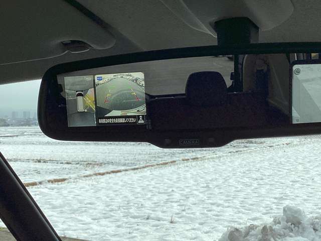 バックカメラの映像はナビ画面又はルームミラー左側に映ります