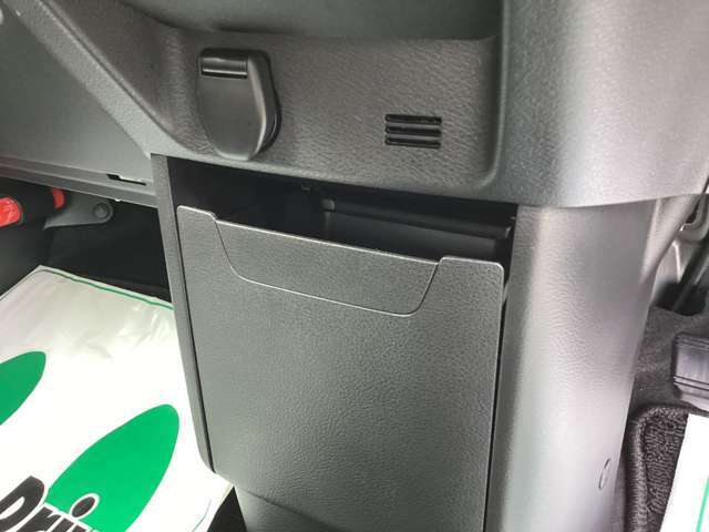 インパネ部下にシガーソケットあり　携帯の充電などにどうぞ！！