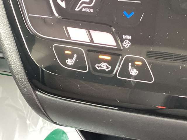 運転席・助手席にはシートヒーター付き