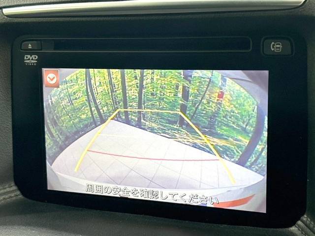 【バックカメラ】駐車時に後方がリアルタイム映像で確認できます。大型商業施設や立体駐車場での駐車時や、夜間のバック時に大活躍！運転スキルに関わらず、今や必須となった装備のひとつです！