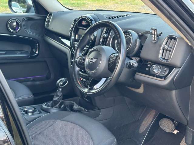 内装はほかのMINIと共通、インパネの操作感も共通です。クラブマンと同様電動パーキングブレーキとなります。