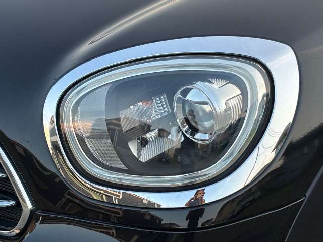 LEDヘッドライトはクーパーではオプションです。個人的にはこれ標準装備でよくないか？と思ったものです。