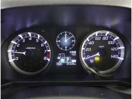 とっても見やすいメーターです。夜間時はラグジュアリーな気分にさせてくれる照明が魅力ですので、夜のドライブも楽しみになりますよ♪