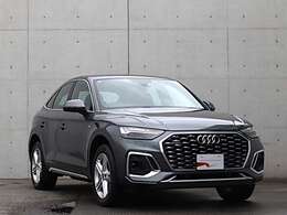 ●サイドラインはフロントからリヤまで伸びる一直線の水平ラインを基調とした上品なデザインです。リヤデザインは厚みがあり、後続車のドライバーに、安定感、重厚感を感じさせるAudiらしいデザインです。